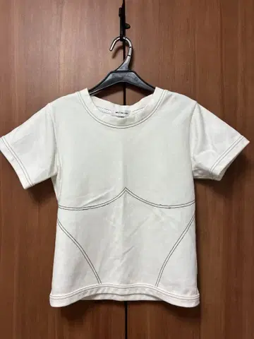 melt the lady 화이트 반팔 티셔츠 스티치 포함