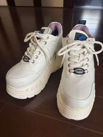 YOSURE 통굽 화이트 스니커즈 24cm