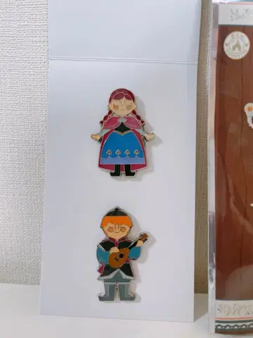 [ 새상품 ] 안나 핀 배지 2개 세트