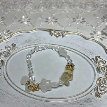 별 모양 부품이 달린 크리스탈 팔찌