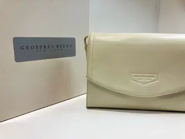 GEOFFREY BEENE 크림색 숄더백