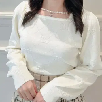 evelyn 로고 목걸이 니트 화이트