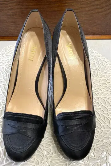 블랙 새틴 하이힐 펌프스