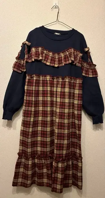 쿠티르 레트로 체크 도킹 맨투맨 프릴 원피스