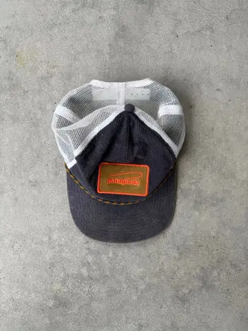 patagonia 다크 그레이 메쉬 캡