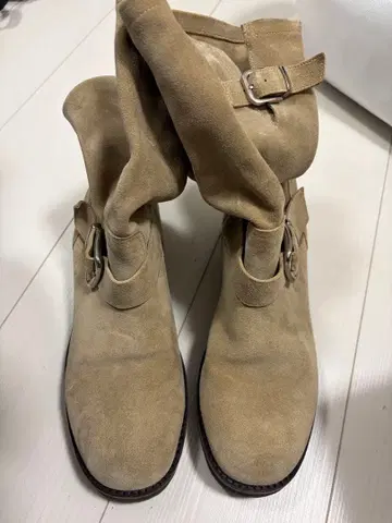 LETALON 베이지 스웨이드 롱 부츠 버클 포함