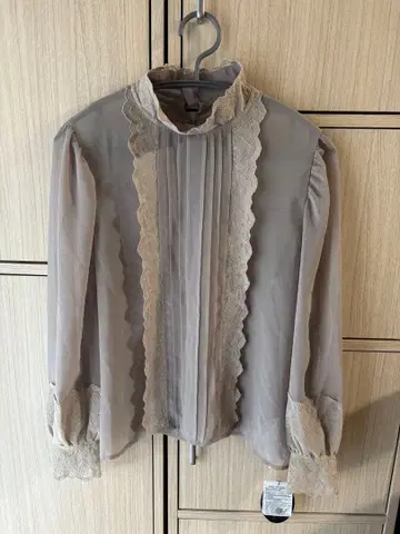 새상품 앙아나더앙제 레이스 블라우스 긴팔