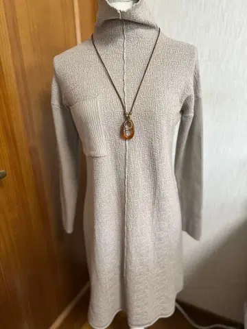 베이지 터틀넥 튜닉 펜던트 포함