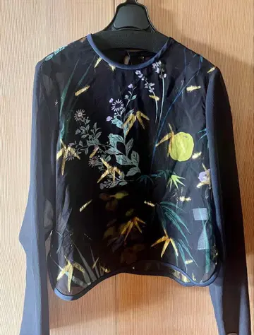 마메쿠로구치 Floral Lame Printed Tops