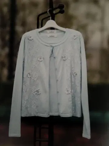 갤러리 비스콘티 스카이블루 레이스 장식 앙상블 니트