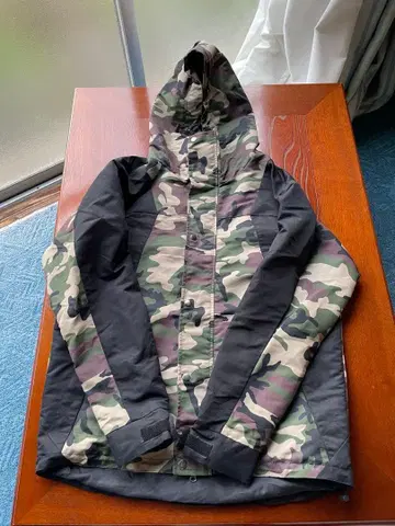 카모 패턴 후드 부착 자켓