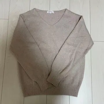 NATURAL BEAUTY BASIC 베이지 V넥 니트 M