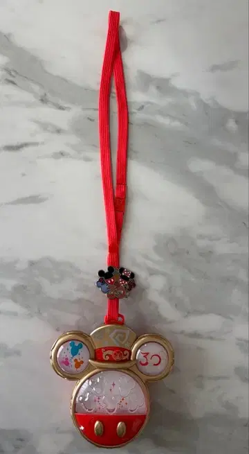 디즈니 30주년 해피니스 셰어 펜던트 배지