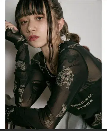 [ 완판템 ] Sarah x MURUA 타투 라이크 시어 탑