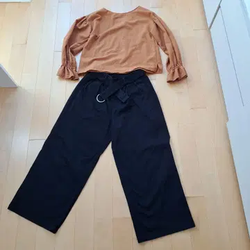 오렌지 프릴 소매 상의 와이드 팬츠 셋업