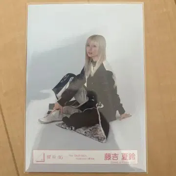 사쿠라자카46 후지요시 카린 블랙 의상 앉은 모습