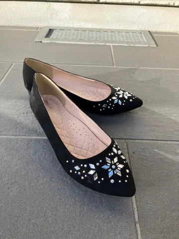 비쥬 장식 블랙 플랫슈즈