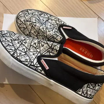 GUESS 슬립온 화이트/블랙