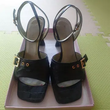 블랙 오픈토 하이힐