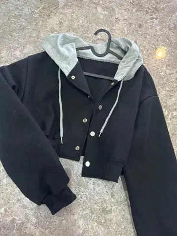 블랙과 그레이의 크롭 자켓 미사용 새상품 블루종 배꼽 보이는 숏 기장