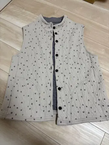 군언당 도트 무늬 퀼팅 베스트