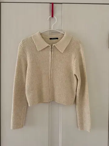 리브 편직 카라 부착 크롭 스웨터