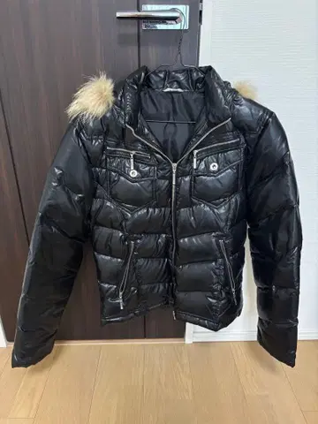 후드 부착 블랙 다운 자켓