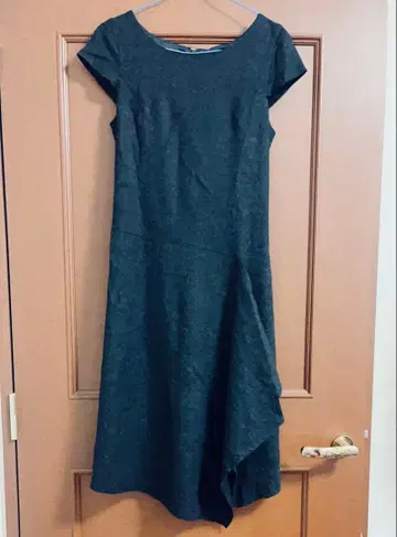 [ UNTITLED ] 원피스: 다크 그레이 비대칭 밑단