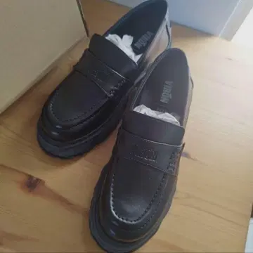 VIRON 블랙 로퍼 애플 가죽