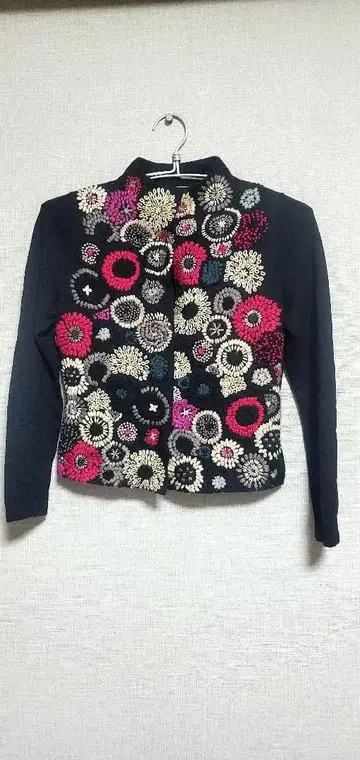 자수 장식 블랙 긴팔 가디건