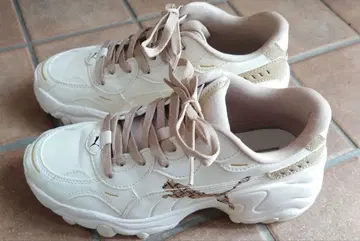 PUMA 팔서 웨지 모노그램 23.5