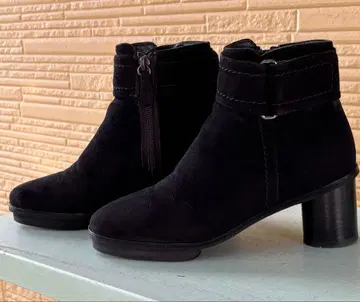 츠모리치사토 블랙 스웨이드 앵클부츠 중간 힐