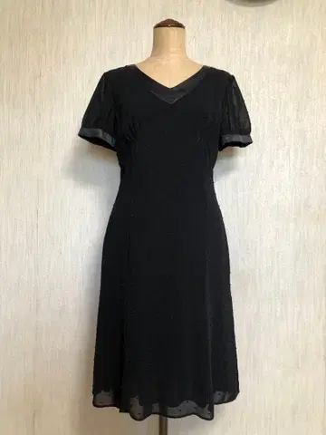 블랙 도트 무늬 V넥 드레스