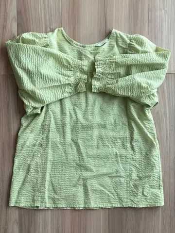 연한 그린 컬러의 칠부 소매 상의 축구 원단