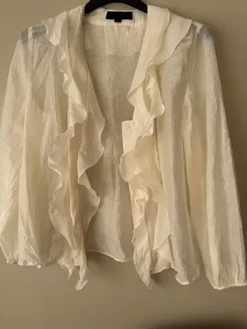 이번 시즌 ZARA 프릴 디테일 화이트 셔츠 S 사이즈