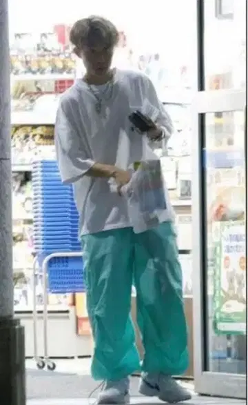 코무돗토 유타 착용 9090 민트 그린 벌룬 팬츠