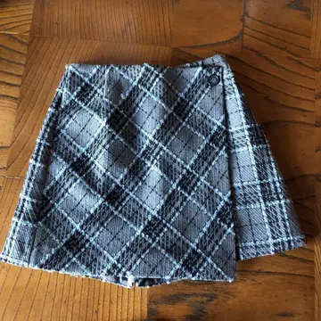 그레이 계열 체크 무늬 랩 미니 스커트
