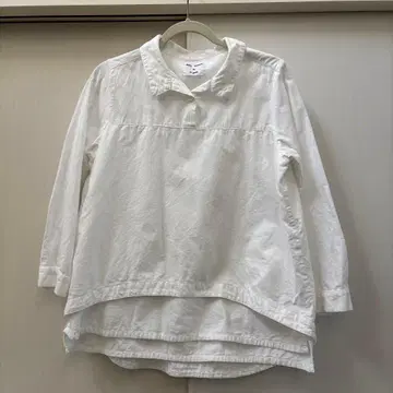 세븐스 게이트 화이트 면직 긴팔 셔츠 백 플리츠