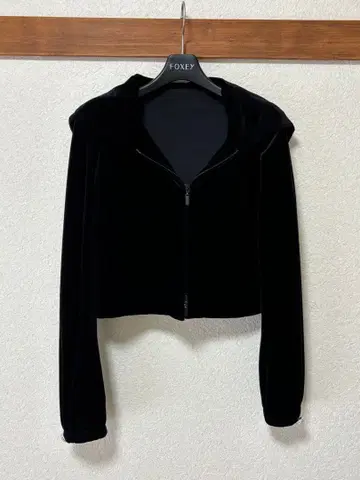 FOXEY NEW YORK 블랙 벨로아 후드 부착 크롭 자켓 38