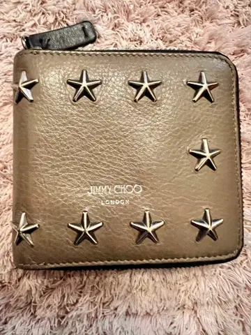 JIMMY CHOO 별 모양 스터드 접이식 지갑