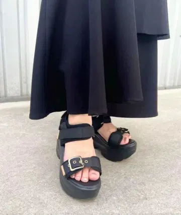 R&E 위 윌리 골드 벨티드 통굽 스포츠 샌들