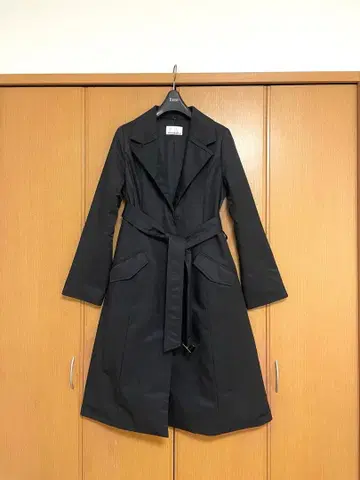 엠프리미어 블랙 벨티드 충전솜 롱 코트