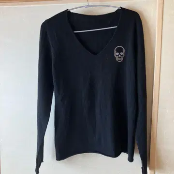 스컬 자수 블랙 V넥 긴팔 스웨터