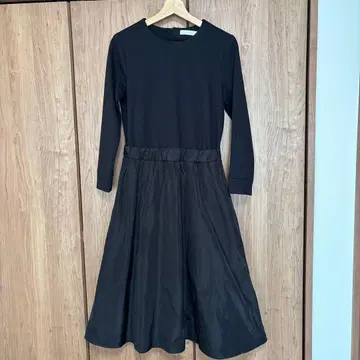 블랙 긴팔 무릎 기장 원피스