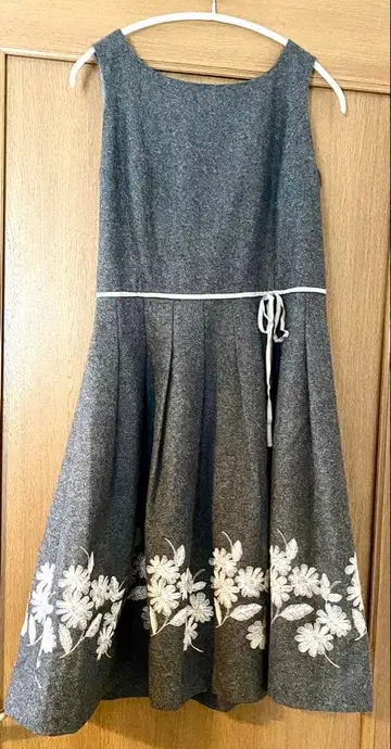 그레이 꽃무늬 자수 슬리브리스 원피스