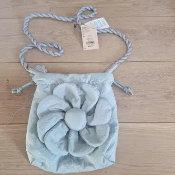 꽃 모티브 숄더백 라이트 블루 상품 설명을 꼭 확인해주세요