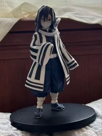 귀멸의 칼날 화이트와 파랑 의상 피규어