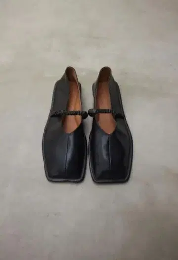 블랙 스퀘어토 플랫슈즈 스트랩 포함