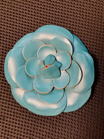 INGEBORG 꽃 모양 가죽 브로치 약 10cm 에메랄드 블루