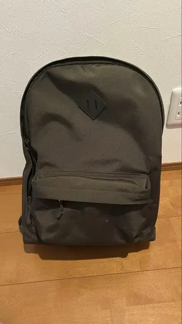 올리브 그린 심플 백팩